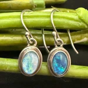 Vintage 925 Sterling Silver Dainty Blue Opal Dangling Drop Earrings 2.9g.
